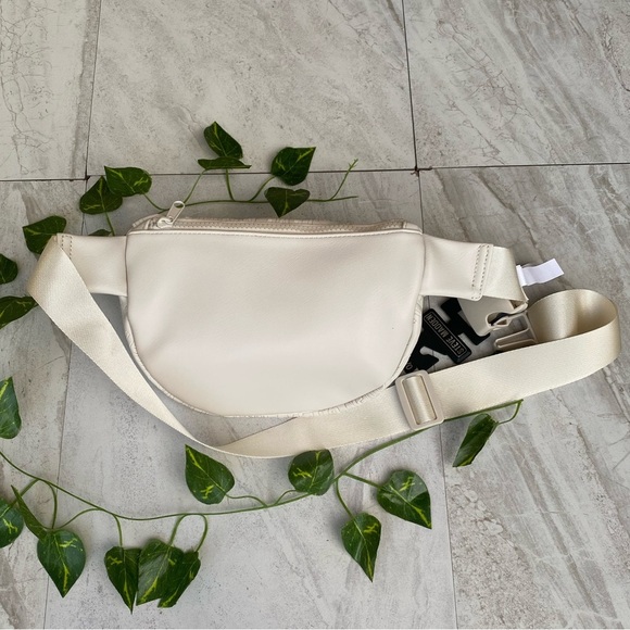 Steve Madden Fanny Pack Bag Beige Embossed Handbag Purse Adjustable Minimalist - Picture 3 of 9